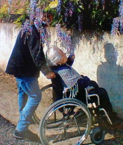 Com a minha avó em Alpiarça, a cheirar as flores na primavera.